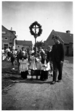 Svátek Božího Těla – Chodov 1953 (malý ministrant vpravo je Zdeněk Vašíček)