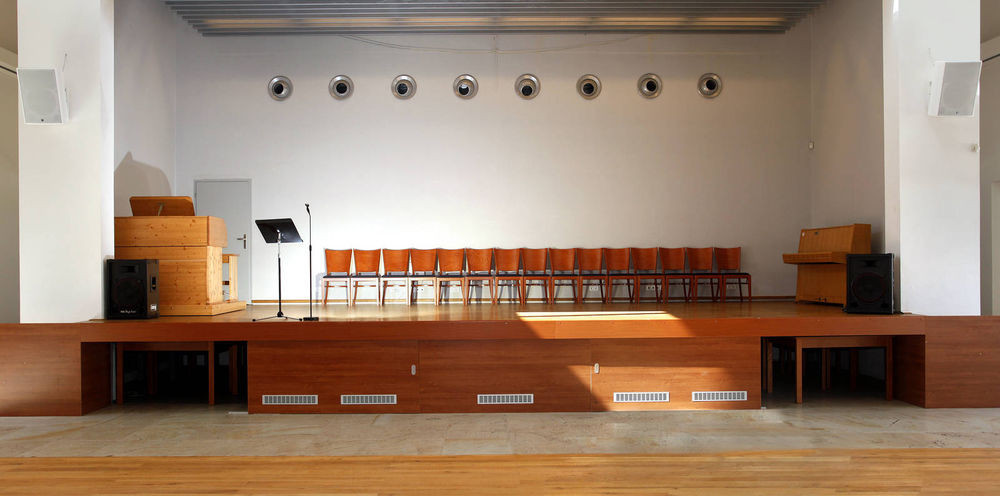 KCMT - sál-podium