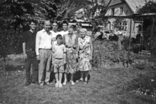 Společné rodinné foto na chalupě v Horním Maršově, s maminkou Jany – 1995