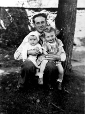 S bratrem Pepou a tatínkem, 1943