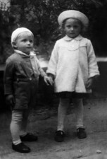 s bratrem Pepíkem na pouti v Popovicích, 1944 s bratrem Pepíkem na pouti v Popovicích, 1944