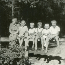 Sourozenci Láskovi v lese u Žlunic. Vojtěch třetí zleva. Foto Anna Lásková před r.1950