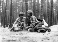 Vojtěch a Marie na svatební cestě v létě 1973 před stanem na tábořišti u Máchova jezera. Foto samospoušť