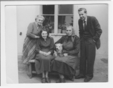 1955, Unhošť u Kladna, rodiče a teta s babičkou