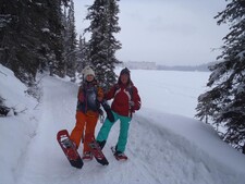 S kamaradkou Jarkou na sneznicich u jezera Lake Louise v Lake Louise (leden 2013). Jarka emigrovala v roce 1988 do Toronta, kde take pracuje.