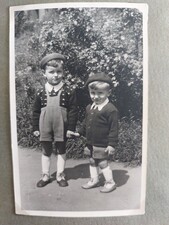 1950, Karel (vlevo) s bratrem Pavlem 1950, Karel (vlevo) s bratrem Pavlem