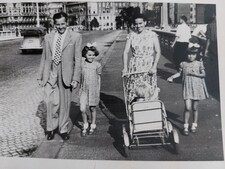 1953, Vlasta s rodiči a oběma sestrami
