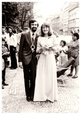 22.kveten 1982 nase svatba pred karlinskym kostelem